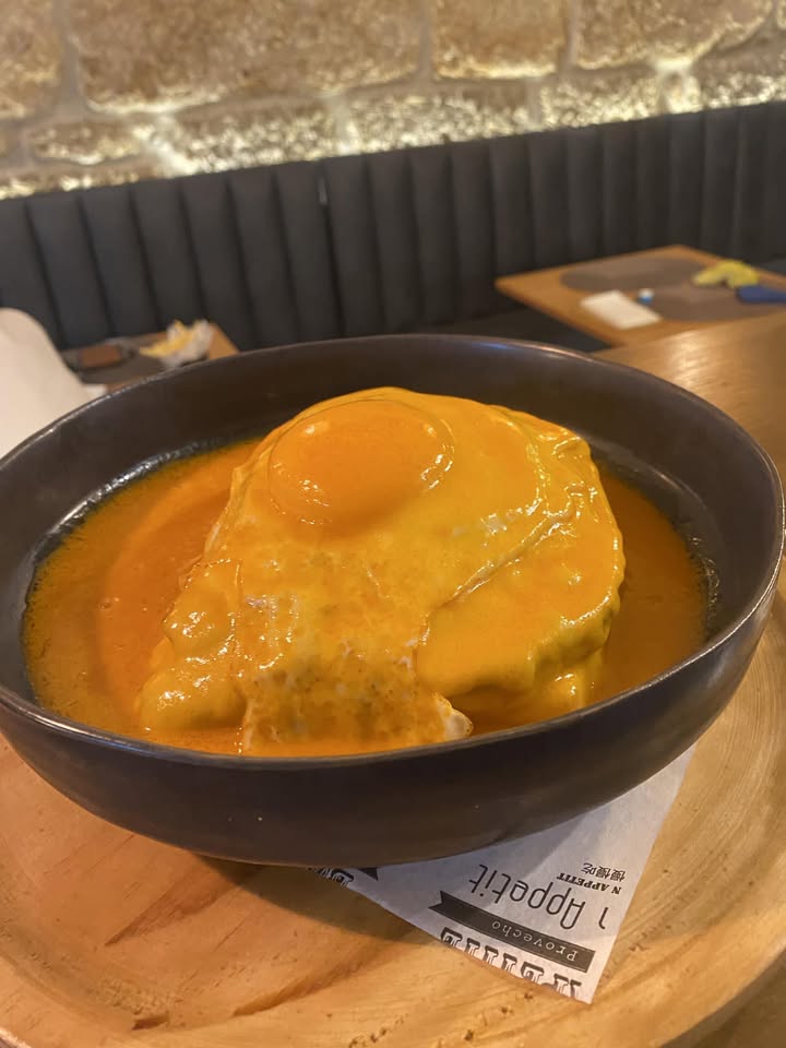 Pratos servidos no Chez Pastel, incluindo francesinha e hambúrguer